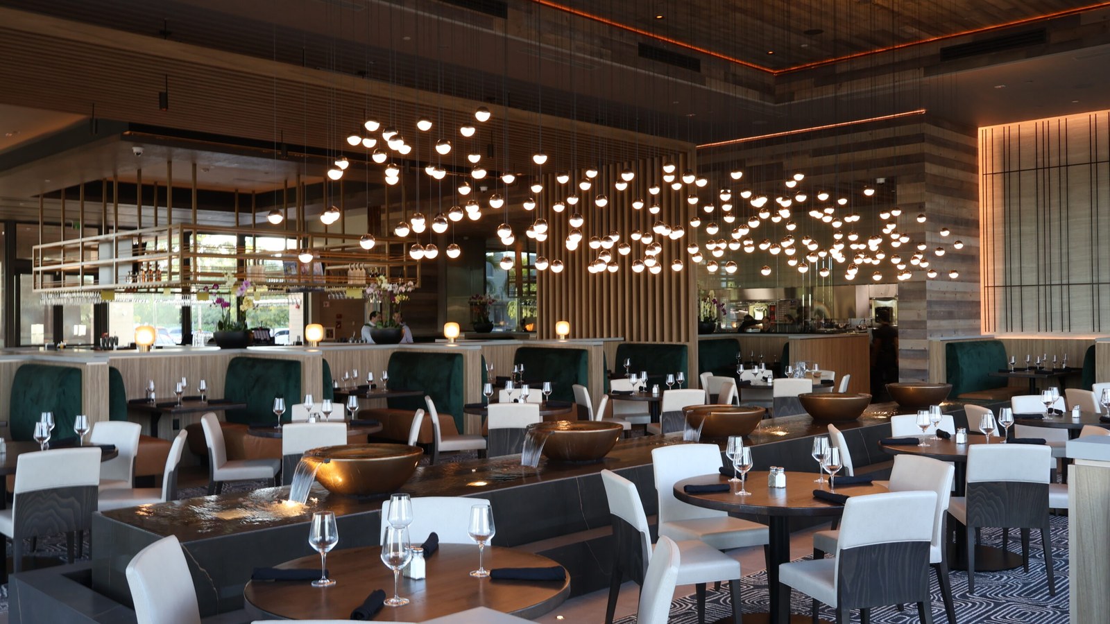 Kaluz Pembroke Pines elegant dining room with modern American cuisine and craft cocktails