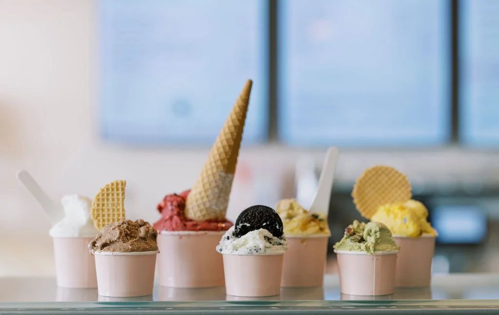 Vaniglia & Cioccolato artisanal Italian gelato in cups with colorful flavors